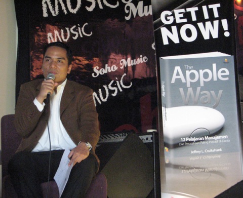 General Manager Penerbit Erlangga, Raja Manahara Hutauruk, meluncurkan buku The Apple Way.